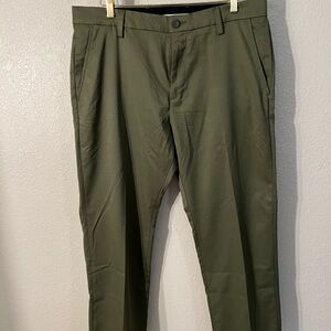 Amazon Essentials Men's Dark Green Golf Chinos